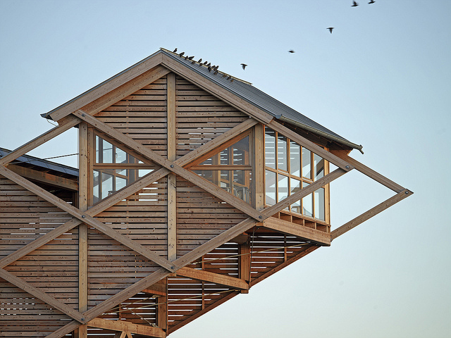 bâtiment en bois aux formes géométriques